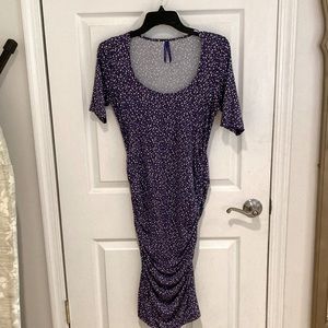 Seraphine women’s maternity dress in size 6. Overall length 39.5 inches.